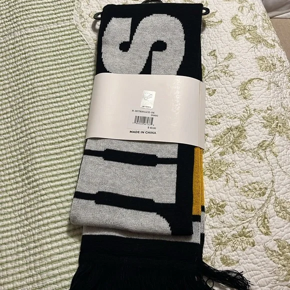 NWT Boston Bruins Scarf & Glove Set NHL 🏒 ❄️ - Picture 5 of 6